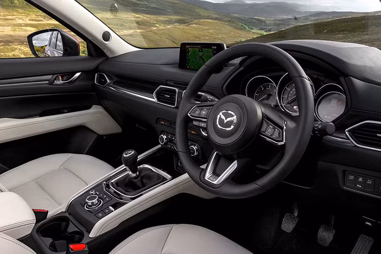 Nội thất xe được phủ da Nappa cao cấp, đèn LED nền trắng, vô lăng độc quyền cùng các chi tiết ốp gỗ và mạ chất liệu satin-chrome. Hệ thống thông tin được nâng cấp với màn hình TFT 7 inch tương thích ứng dụng Apple CarPlay và Android Auto. Các tính năng bổ sung khác bao gồm sưởi ấm/thông gió cho hàng ghế trước và sưởi ấm cho hàng ghế sau.