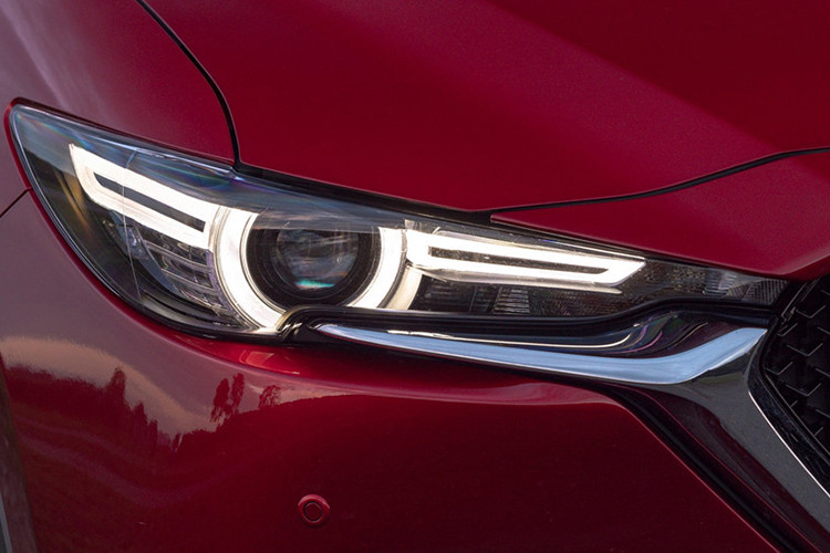 Về trang bị an toàn, bản GT Sport Nav+ có thêm công nghệ cảnh báo tài xế mất tập trung, hỗ trợ phanh trong đường đô thị, camera 360 độ và đèn LED thông minh. Bên cạnh đó là các công nghệ đến từ gói an toàn tiêu chuẩn Safety Pack như kiểm soát hành trình bằng radar, hỗ trợ giữ làn đường, đèn pha thích ứng, phanh tự động khẩn cấp và giám sát điểm mù với tính năng cảnh báo phương tiện cắt ngang khi lùi xe.