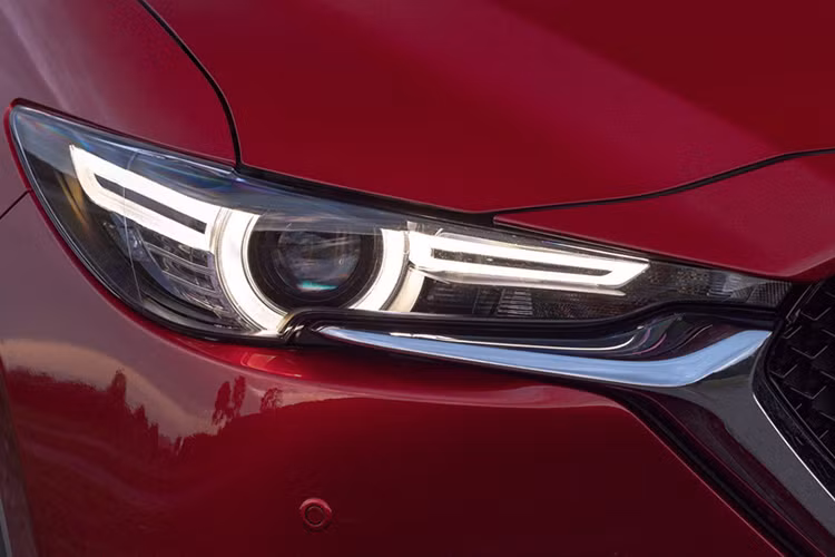 Về trang bị an toàn, bản GT Sport Nav+ có thêm công nghệ cảnh báo tài xế mất tập trung, hỗ trợ phanh trong đường đô thị, camera 360 độ và đèn LED thông minh. Bên cạnh đó là các công nghệ đến từ gói an toàn tiêu chuẩn Safety Pack như kiểm soát hành trình bằng radar, hỗ trợ giữ làn đường, đèn pha thích ứng, phanh tự động khẩn cấp và giám sát điểm mù với tính năng cảnh báo phương tiện cắt ngang khi lùi xe.