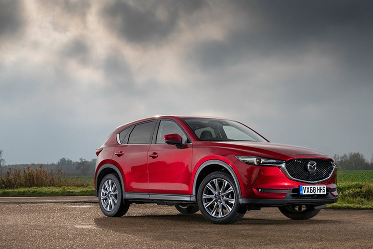 Tại Anh, CX-5 là mẫu xe bán chạy nhất của hãng xe ôtô Mazda với doanh số 3.612 chiếc đến tay người dùng kể từ khi thế hệ thứ hai của chiếc crossover này ra mắt thị trường hồi năm ngoái. Trong đó, hơn 80% số xe được bán ra là bản Sport Nav+, cho thấy khách hàng ở thị trường này có xu hướng ưa chuộng những mô hình cấp cao.