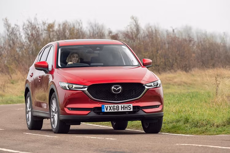 Các khách hàng khi mua phiên bản Mazda CX-5 GT Sport Nav+ mới tại Anh quốc sẽ có hai tùy chọn là hệ dẫn động cầu trước kết hợp với động cơ xăng 2,0 lít cho công suất 163 mã lực và hệ dẫn động 4 bánh đi kèm động cơ diesel 2,2 lít sản sinh công suất 181 mã lực.