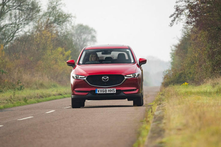 Ngoài ra, khả năng vận hành của mẫu xe crossovr Mazda CX-5 2019 cũng được cải thiện với hệ thống kiểm soát động học G-Vectoring Control Plus thế hệ mới. Công nghệ này giúp tăng độ ổn định cho xe đặc biệt là khi vào khúc cua hay thoát góc cua.