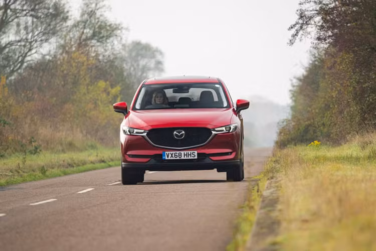 Ngoài ra, khả năng vận hành của mẫu xe crossovr Mazda CX-5 2019 cũng được cải thiện với hệ thống kiểm soát động học G-Vectoring Control Plus thế hệ mới. Công nghệ này giúp tăng độ ổn định cho xe đặc biệt là khi vào khúc cua hay thoát góc cua.