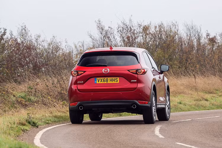 Thấp hơn là bản Sport Nav+ có giá từ 28.695 bảng Anh (36.590 USD), còn con số này ở bản cơ sở SE-L Nav+ là 25.595 bảng Anh (32.630 USD). Tất cả đều được trang bị tiêu chuẩn kết nối Android Auto/Apple CarPlay, điều hòa hai vùng độc lập, đèn pha LED và gương chiếu hậu gập tự động.