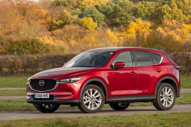 Mấu crossover cỡ nhỏ Mazda CX-5 2019 mới đã chính thức được mở bán ở một số thị trường. Cụ thể tại Vương quốc Anh, CX-5 2019 có 3 phiên bản gồm SE-L Nav+, Sport Nav+, GT Sport Nav+. Trong đó, mô hình cao cấp nhất GT Sport Nav+ có giá bán lên tới 37.195 bảng Anh (khoảng 47.430 USD - tương đương 1,1 tỷ đồng).