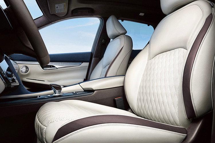 Infiniti QX50 cũng được xem là mẫu xe SUV hạng sang đầu tiên trên thế giới được trang bị động cơ VC (Variable Compression) Turbo 2.0L. Động cơ này có khả năng thay đổi tỷ suất nén linh hoạt từ 8:1 (cho hiệu năng tối đa) đến 14:1 (tăng hiệu suất nhiên liệu). 