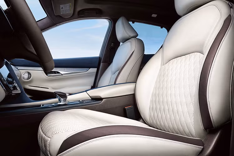 Infiniti QX50 cũng được xem là mẫu xe SUV hạng sang đầu tiên trên thế giới được trang bị động cơ VC (Variable Compression) Turbo 2.0L. Động cơ này có khả năng thay đổi tỷ suất nén linh hoạt từ 8:1 (cho hiệu năng tối đa) đến 14:1 (tăng hiệu suất nhiên liệu). 