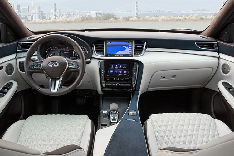 Nếu như trước đây, Infiniti luôn bảo thủ trong thiết kế nội thất, thì QX50 hiện diện cho sự đổi mới. Những đường cắt thẳng đã được sử dụng và kết hợp linh hoạt với những đường cong. Cùng với đó là cách sử dụng những mảng da với màu sắc tương phản nhìn cao cấp hơn. Không gian nội thất đã trở nên tính tế và bớt đơn điệu hơn rất nhiều so với trước.