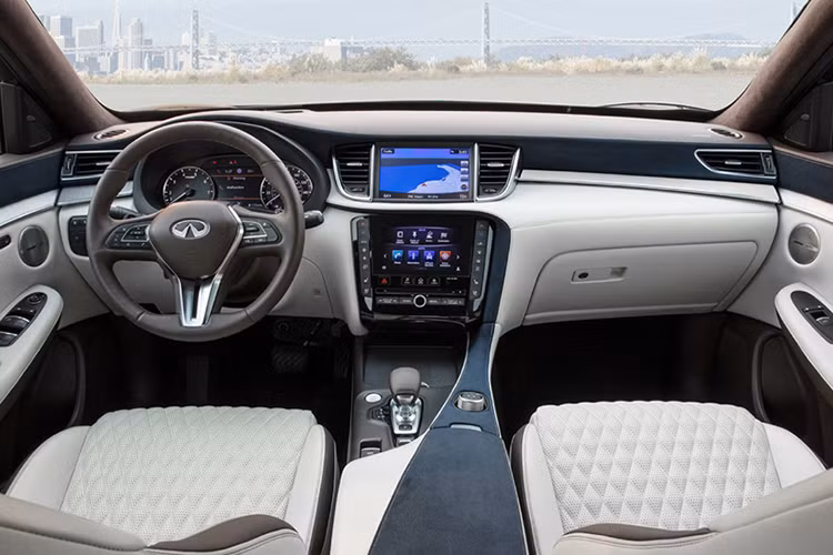 Nếu như trước đây, Infiniti luôn bảo thủ trong thiết kế nội thất, thì QX50 hiện diện cho sự đổi mới. Những đường cắt thẳng đã được sử dụng và kết hợp linh hoạt với những đường cong. Cùng với đó là cách sử dụng những mảng da với màu sắc tương phản nhìn cao cấp hơn. Không gian nội thất đã trở nên tính tế và bớt đơn điệu hơn rất nhiều so với trước.