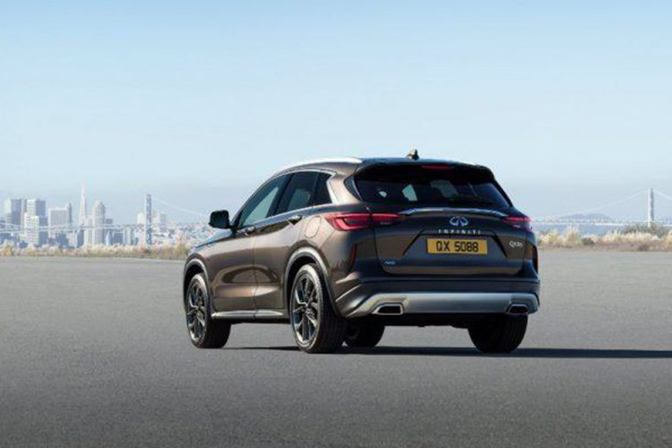 Ngoài ra Infiniti QX50 2019 mới cũng gây ấn tượng với người dùng với thiết kế mặt ca lăng lớn đặc trưng của Infiniti. Cụm đèn chiếu sáng cũng như đèn LED định vị được làm mới, ống xả kép và bộ vành 19 inch là những trang bị giúp QX50 trở nên nổi bật.