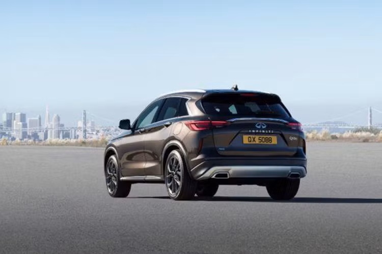 Ngoài ra Infiniti QX50 2019 mới cũng gây ấn tượng với người dùng với thiết kế mặt ca lăng lớn đặc trưng của Infiniti. Cụm đèn chiếu sáng cũng như đèn LED định vị được làm mới, ống xả kép và bộ vành 19 inch là những trang bị giúp QX50 trở nên nổi bật.
