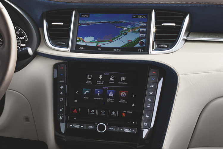 Xe được trang bị hệ thống giải trí InTouch, bao gồm một màn hình 8 inch phía trên và một màn hình 7 inch phía dưới, với chức năng điều chỉnh các chế độ điều hoà và giải trí. Khoang hành lý với thể tích lên tới 1.823 lít khi hàng ghế sau được gập lại.