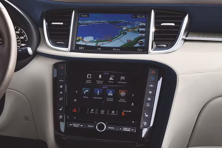 Xe được trang bị hệ thống giải trí InTouch, bao gồm một màn hình 8 inch phía trên và một màn hình 7 inch phía dưới, với chức năng điều chỉnh các chế độ điều hoà và giải trí. Khoang hành lý với thể tích lên tới 1.823 lít khi hàng ghế sau được gập lại.