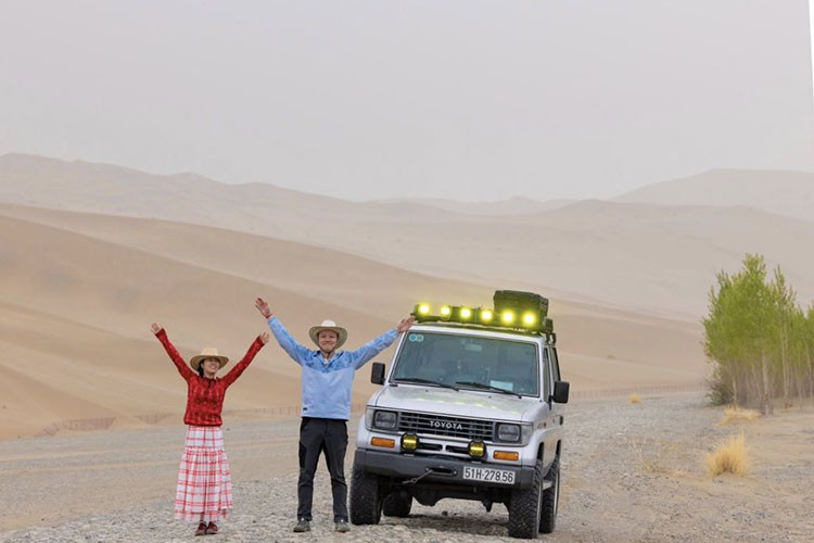 Anh Phong ví von cảm giác lái của xe là “xóc như xe ngựa”, đòi hỏi thể lực tốt và sự tập trung cao độ, đặc biệt khi di chuyển mỗi ngày từ 600 - 800 km. Với xe số sàn, động cơ không quá khỏe, việc vượt xe trên các cung đường đồi núi như ở Tân Cương, Tây Tạng là một thử thách. Anh Phong phải tính toán khoảng cách, cảm nhận sức mạnh động cơ và kết hợp kỹ năng quan sát để đảm bảo an toàn.