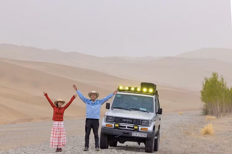 Anh Phong ví von cảm giác lái của xe là “xóc như xe ngựa”, đòi hỏi thể lực tốt và sự tập trung cao độ, đặc biệt khi di chuyển mỗi ngày từ 600 - 800 km. Với xe số sàn, động cơ không quá khỏe, việc vượt xe trên các cung đường đồi núi như ở Tân Cương, Tây Tạng là một thử thách. Anh Phong phải tính toán khoảng cách, cảm nhận sức mạnh động cơ và kết hợp kỹ năng quan sát để đảm bảo an toàn.