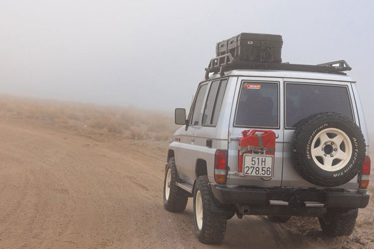 Chia sẻ về lý do lựa chọn chiếc xe hơn 30 năm tuổi cho hành trình dài hơn 15.000 km, Ngô Kỳ Phong cho biết, anh muốn có một chuyến đi chậm hơn, sâu hơn, để cảm nhận đời sống và văn hóa địa phương một cách trọn vẹn. Được biết khoảng 90% cung đường anh và vợ trải qua trong chuyến xuyên đi này là quốc lộ và đường địa hình, đòi hỏi phương tiện phải có độ bền cao và khả năng vận hành linh hoạt.