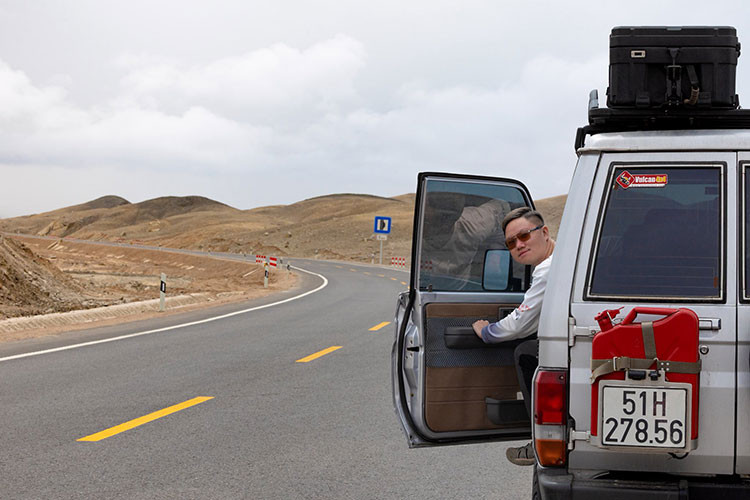 Tuy nhiên, cũng chính nhờ vậy mà người lái cảm nhận rõ ràng từng cú va đập của bánh xe với mặt đường, từng rung động cơ học qua vô-lăng, tạo nên một kết nối đặc biệt giữa con người và chiếc xe – điều khó tìm thấy ở những mẫu xe hiện đại.