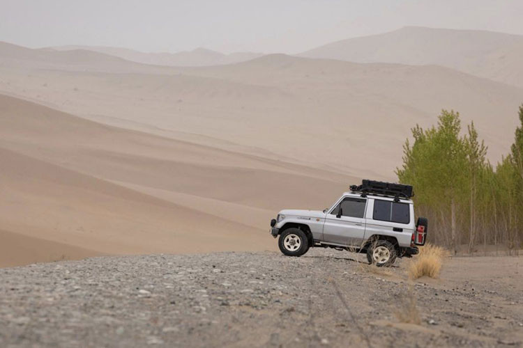 So với những mẫu xe hiện đại từng sử dụng, Land Cruiser 70 mang đến nhiều thử thách hơn cho người cầm lái. Xe được trang bị hộp số sàn, không có các công nghệ hỗ trợ như chống trượt (ESP), chống bó cứng phanh (ABS), cũng không có màn hình giải trí hay tiện nghi hiện đại.