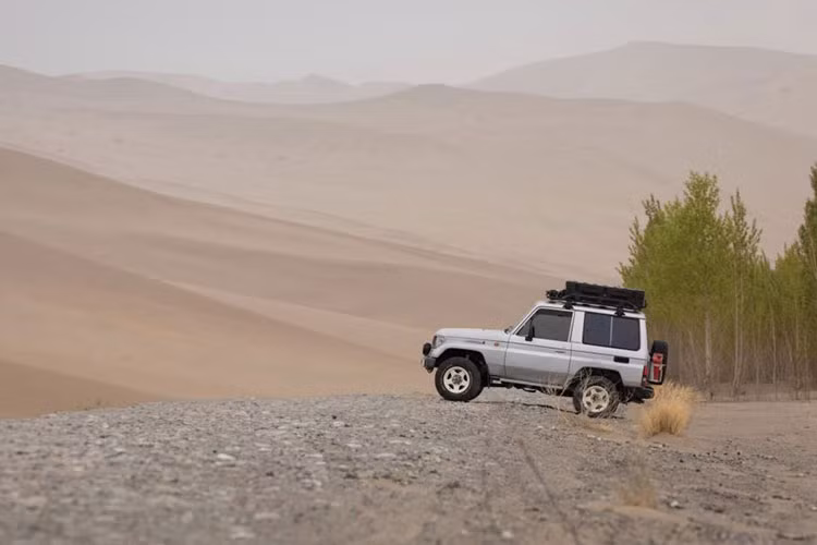 So với những mẫu xe hiện đại từng sử dụng, Land Cruiser 70 mang đến nhiều thử thách hơn cho người cầm lái. Xe được trang bị hộp số sàn, không có các công nghệ hỗ trợ như chống trượt (ESP), chống bó cứng phanh (ABS), cũng không có màn hình giải trí hay tiện nghi hiện đại.