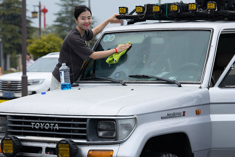 Đặc biệt, cảm giác lái chiếc xe “cổ” này mang lại cho anh Phong một loại trải nghiệm khác biệt hoàn toàn so với những chuyến đi trước. Anh Phong chia sẻ, cầm lái chiếc xe này trên đường địa hình thì rất nhàn, nhưng đi trên quốc lộ, đường dài thì rất cực.