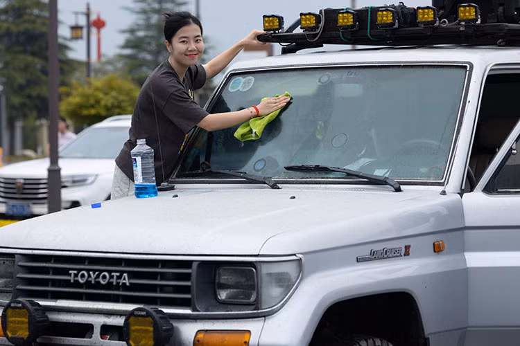 Đặc biệt, cảm giác lái chiếc xe “cổ” này mang lại cho anh Phong một loại trải nghiệm khác biệt hoàn toàn so với những chuyến đi trước. Anh Phong chia sẻ, cầm lái chiếc xe này trên đường địa hình thì rất nhàn, nhưng đi trên quốc lộ, đường dài thì rất cực.