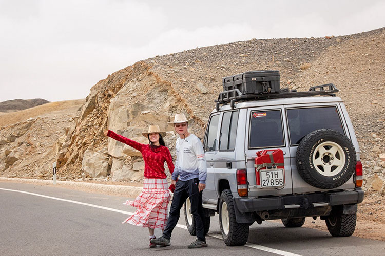 Tuy gặp không ít khó khăn, nhưng chính sự đơn giản của chiếc xe đã mang lại cho anh Phong nhiều trải nghiệm đáng giá. Bởi đôi khi xe không có công nghệ, mọi thứ đều cơ khí, nên khi đi vào những đoạn địa hình khó, anh cảm thấy an tâm hơn. Chiếc Land Cruiser 70 cũng khá nhỏ gọn, dễ luồn lách vào các bản làng.