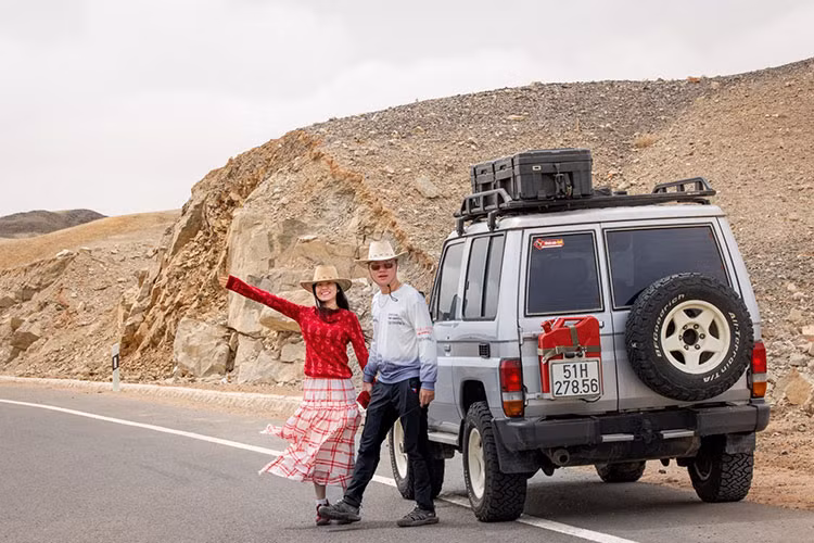 Tuy gặp không ít khó khăn, nhưng chính sự đơn giản của chiếc xe đã mang lại cho anh Phong nhiều trải nghiệm đáng giá. Bởi đôi khi xe không có công nghệ, mọi thứ đều cơ khí, nên khi đi vào những đoạn địa hình khó, anh cảm thấy an tâm hơn. Chiếc Land Cruiser 70 cũng khá nhỏ gọn, dễ luồn lách vào các bản làng.