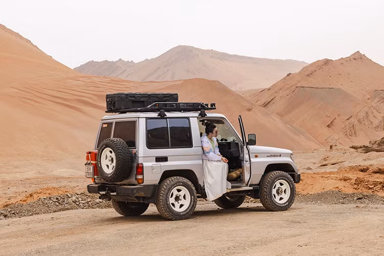 Từng gắn liền với những mẫu xe cao cấp như Mercedes-Benz ML350, Mercedes-AMG G63, Toyota Land Cruiser 300, Land Rover Defender hay môtô phân khối lớn trong các hành trình xuyên Đông Nam Á, châu Á, châu Âu, Ngô Kỳ Phong là một cái tên quen thuộc với cộng đồng mê xê dịch bằng ôtô. Tuy nhiên, lần này anh đã lựa chọn Toyota Land Cruiser 1991 phượt xuyên Trung Quốc.