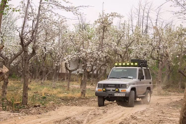 Mới đây, Ngô Kỳ Phong – một tay chơi 9X Việt Nam đã “mạo hiểm” lựa chọn chiếc Toyota Land Cruiser đời 1991 cho hành trình dài hơn 15.000km qua Trung Quốc. Đây có thể là một trong những chiếc xe mang biển số Việt Nam nhiều tuổi nhất từng chinh phục cung đường này.