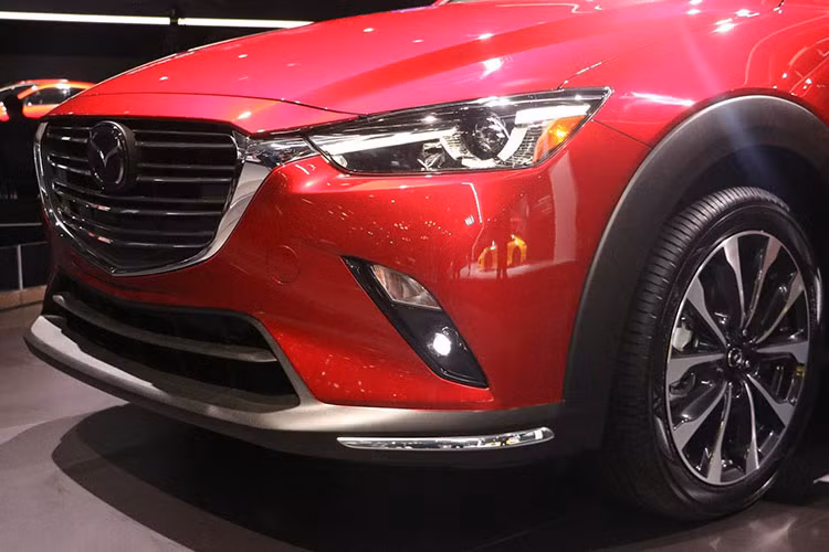 Hãng xe ôtô Mazda cũng đã thiết kế lại bộ mâm đa chấu kích thước 18 inch với 5 nan kép to bản hơn so với phiên bản hiện tại. Tương tự như Mazda CX-5 2018 và Mazda MX-5 Miata, Mazda CX-3 2019 được bổ sung màu đỏ tươi Soul Red Crystal trong bản màu.