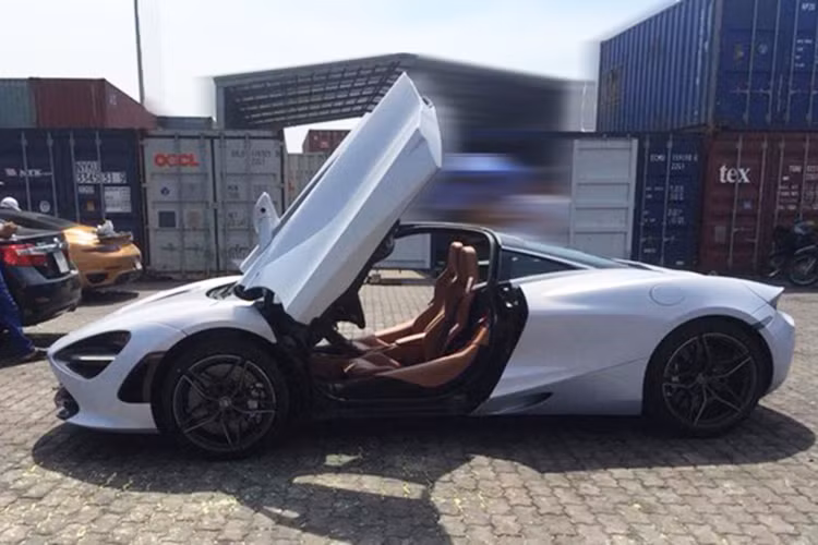 Chưa hết, McLaren 720S còn có thể tăng tốc từ 0-200 km/h trong 7,8 giây, 0-300 km/h trong 21,4 giây, hoàn thành quãng đường 400 mét trong 10,3 giây và đạt vận tốc tối đa 341 km/h. Những con số này không chỉ khiến 720S mạnh hơn cả 2 đối thủ Lamborghini Huracan lẫn Ferrari 488 GTB mà còn khiến nó mạnh tương đương những siêu xe V12.