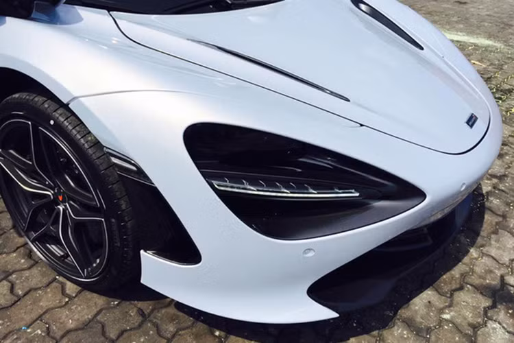 Điều này đồng nghĩa với việc McLaren 720S đã "cháy hàng" đến hết năm 2018, nếu có vị khách nào muốn mua siêu xe này phải nằm trong danh sách chờ đặt hàng cho năm 2019. Đây chính là mẫu xe McLaren thứ 3 xuất hiện tại Việt Nam trong thời gian qua sau 650S Spider và 570S Coupe.