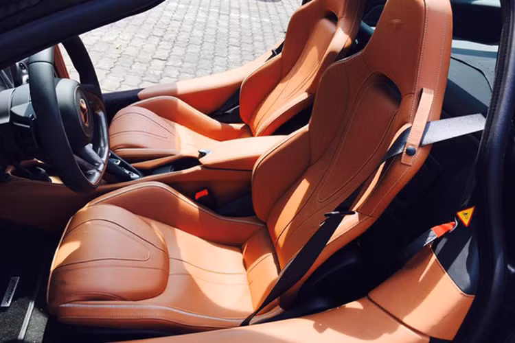 Thiết kế phần khung khoang cabin của xe hình giọt nước tạo ra trụ cột kính chắn gió mỏng, mang đến không gian thoáng và ánh sáng có thể dễ dàng lọt vào bên trong. Cản trước/sau làm từ sợi carbon, đèn pha tích hợp dải LED định vị, nắp ca-pô được làm thấp hơn phần vòm bánh xe.