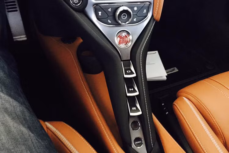 Siêu xe McLaren 720S sử dụng động cơ V8, tăng áp kép, dung tích 4.0 lít mới, tạo ra công suất tối đa 720 mã lực và mô-men xoắn cực đại 770 Nm. Hộp số SSG ly hợp kép 7 cấp, động cơ cho phép McLaren 720S tăng tốc từ 0-100 km/h trong 2,9 giây và giảm tốc từ 100-0 km/h trong 2,8 giây.