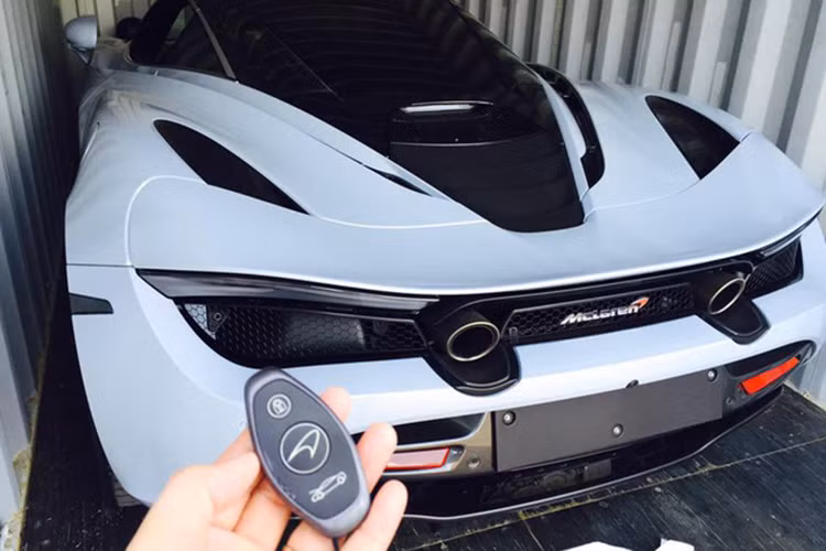 Một số chi tiết thiết kế nổi bật trên McLaren 720S tại Việt Nam gồm khung xe làm từ sợi Carbon thế hệ mới dựa trên cấu trúc Monocage II. Các chất liệu xung quanh phần khung này làm từ nhôm có độ cứng vững cao và đặc biệt là trọng lượng nhẹ. Mâm xe có thiết kế 5 chấu kép khá ấn tượng.