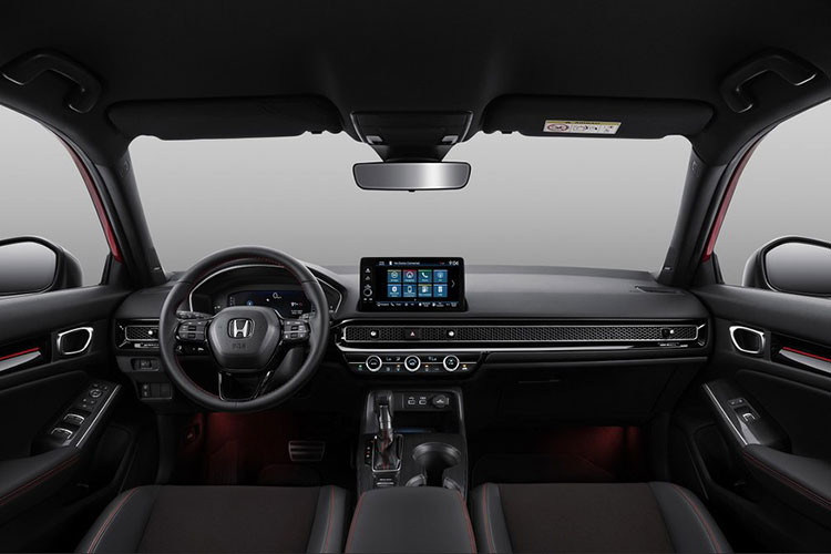 Bước vào bên trong, nội thất của Honda Civic 2022 lột xác với phong cách thiết kế hiện đại và tối giản. Hai phiên bản E và G của mẫu xe này sẽ chỉ sử dụng ghế nỉ trong khi bản RS được trang bị ghế da pha nỉ. Tiếp đến, 2 phiên bản E và G được trang bị màn hình giải trí 7 inch có kết nối Apple CarPlay cùng 4 loa hoặc 8 loa.