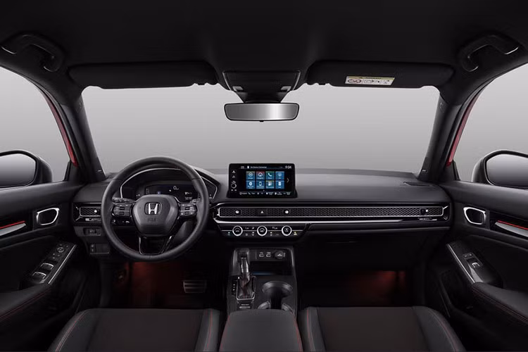 Bước vào bên trong, nội thất của Honda Civic 2022 lột xác với phong cách thiết kế hiện đại và tối giản. Hai phiên bản E và G của mẫu xe này sẽ chỉ sử dụng ghế nỉ trong khi bản RS được trang bị ghế da pha nỉ. Tiếp đến, 2 phiên bản E và G được trang bị màn hình giải trí 7 inch có kết nối Apple CarPlay cùng 4 loa hoặc 8 loa.