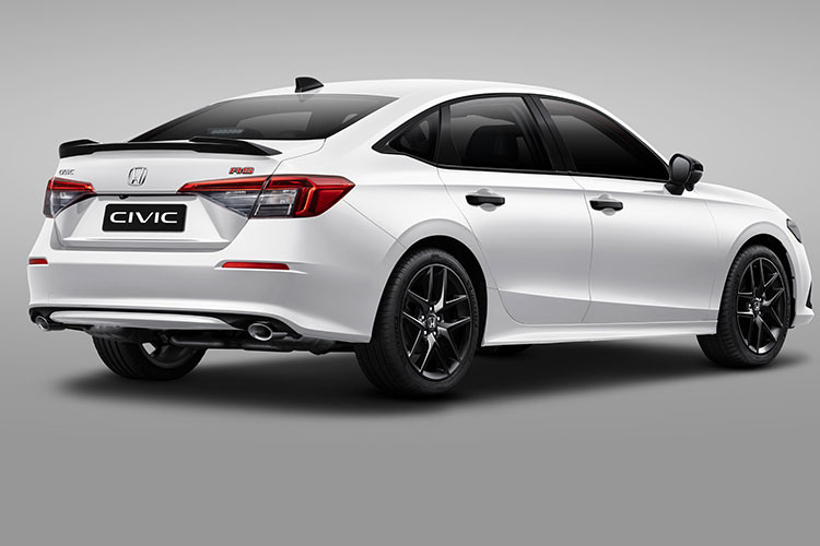 Bên dưới nắp ca-pô, Honda Civic 2022 sẽ chỉ có 1 tùy chọn động cơ duy nhất là máy xăng, tăng áp, dung tích 1.5L cho công suất tối đa 178 mã lực cùng mô-men xoắn cực đại đạt 240 Nm. Trang bị hộp số là loại vô cấp CVT, đi kèm hệ dẫn động cầu trước. 