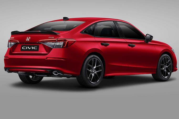 La-zăng trên các phiên bản cũng sẽ có sự khác biệt, bản E được trang bị mâm 16 inch, bản G là loại 17 inch còn bản RS sử dụng mâm 18 inch có thiết kế thể thao hơn. Bên cạnh đó, phiên bản RS cũng có một số chi tiết được sơn đen nhằm nhấn mạnh phong cách thể thao.