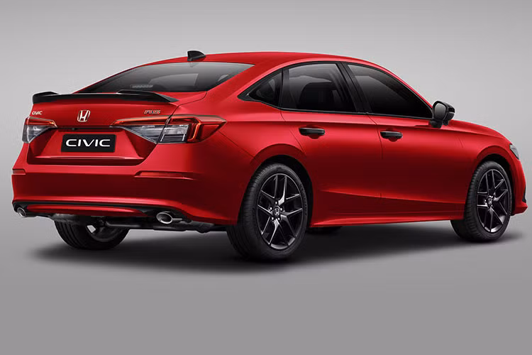 La-zăng trên các phiên bản cũng sẽ có sự khác biệt, bản E được trang bị mâm 16 inch, bản G là loại 17 inch còn bản RS sử dụng mâm 18 inch có thiết kế thể thao hơn. Bên cạnh đó, phiên bản RS cũng có một số chi tiết được sơn đen nhằm nhấn mạnh phong cách thể thao.