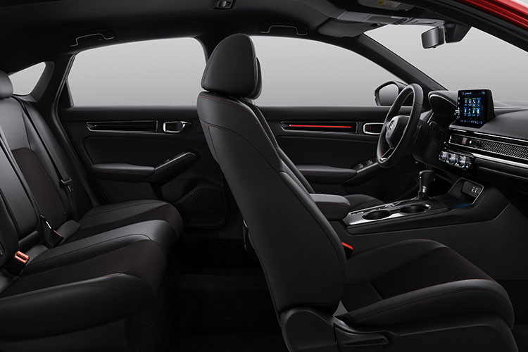 Cả 3 phiên bản của Honda Civic 2022 đều được trang bị gói công nghệ Honda Sensing gồm 6 tính năng hấp dẫn: phanh giảm thiểu va chạm CMBS, đèn pha thích ứng tự động AHB, kiểm soát hành trình thích ứng bao gồm dải tốc độ thấp, hỗ trợ giữ làn đường LKAS, giảm thiểu lệch làn đường RDM, hệ thống thông báo xe phía trước khởi hành LCDN. Bên cạnh đó, bản RS sẽ còn có thêm camera quan sát làn đường Lane Watch.