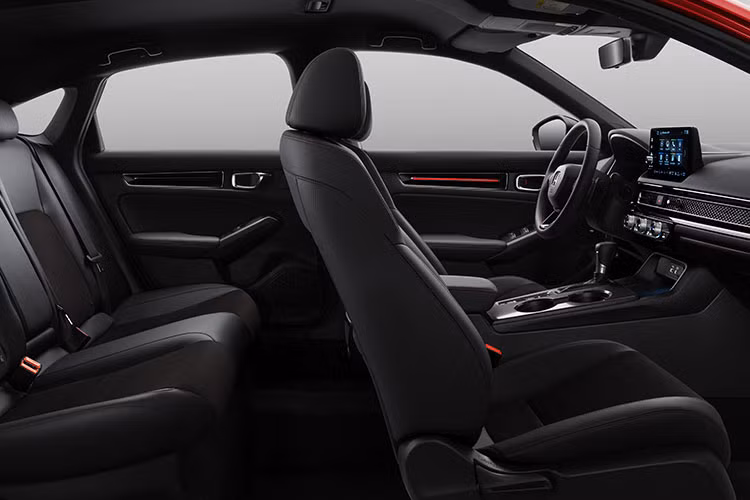 Cả 3 phiên bản của Honda Civic 2022 đều được trang bị gói công nghệ Honda Sensing gồm 6 tính năng hấp dẫn: phanh giảm thiểu va chạm CMBS, đèn pha thích ứng tự động AHB, kiểm soát hành trình thích ứng bao gồm dải tốc độ thấp, hỗ trợ giữ làn đường LKAS, giảm thiểu lệch làn đường RDM, hệ thống thông báo xe phía trước khởi hành LCDN. Bên cạnh đó, bản RS sẽ còn có thêm camera quan sát làn đường Lane Watch.