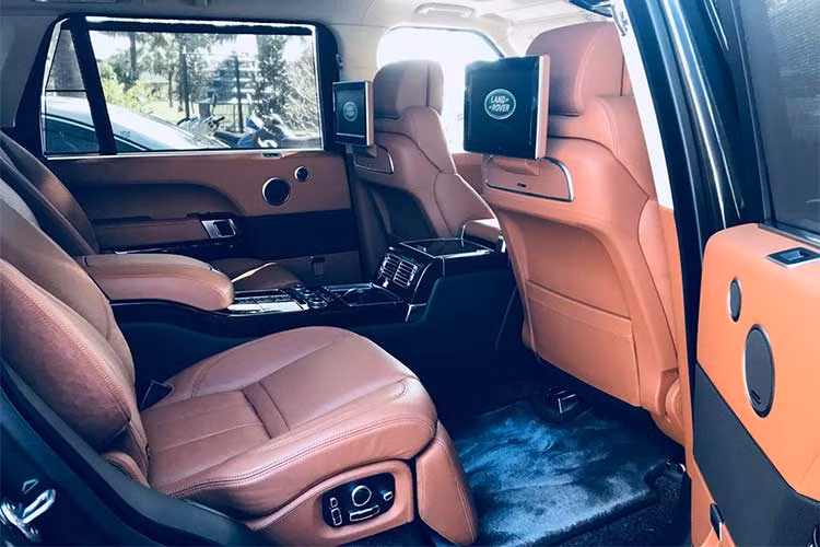 Ra mắt lần đầu tiên tại New York Motor Show 2015, SVAutobiography là phiên bản cao cấp và mạnh nhất của mẫu xe Range Rover, thay phiên bản giới hạn Black Edition. Xe được phát triển bởi Special Vehicle Operations của Jaguar – Land Rover, chi nhánh chuyên đảm nhiệm những chiếc xe đặc biệt theo yêu cầu khách hàng.