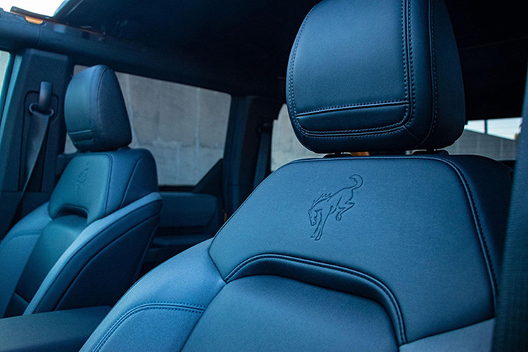 Ford Bronco là mẫu xe rất HOT tại Mỹ và nhận được đơn đặt hàng khủng sau khi ra mắt. Xe sở hữu khoảng sáng gầm xe tốt nhất phân khúc ở mức 294 mm cùng khả năng lội nước hàng đầu phân khúc lên đến 851 mm.