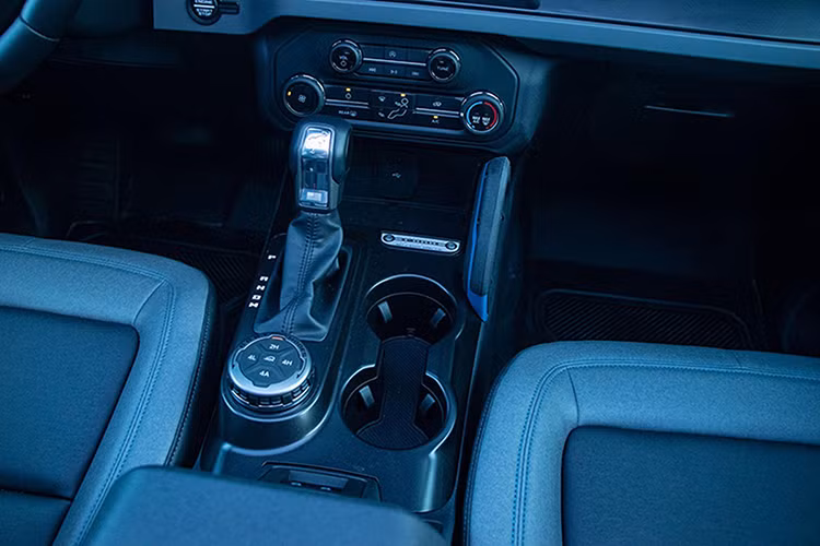 Tương tự như ngoại thất, nội thất của Bronco cũng được lấy cảm hứng thiết kế từ mẫu xe Bronco nguyên bản. Nội thất được thiết kế đơn giản và trực quan. Khoang cabin được sử dụng các vật liệu có khả năng chống chịu với mọi điều kiện thời tiết, trong đó nổi bật với sàn cốp bằng cao su với các lỗ thoát nước, các công tắc chống thấm nước và ghế bọc vật liệu chống thấm nước.