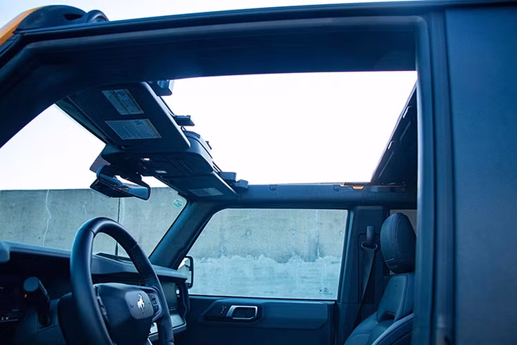 Đáng chú ý, cả hai kiểu dáng thân xe 2 cửa và 4 cửa cửa Ford Bronco mới đều được cung cấp cửa xe không khung độc quyền trong phân khúc có thể dễ dàng tháo ra hơn so với mẫu xe đối thủ như Jeep Wrangler. Ngoài ra, Ford Bronco cũng có thể tháo rời mui xe để trở thành phiên bản mui trần đặc biệt.