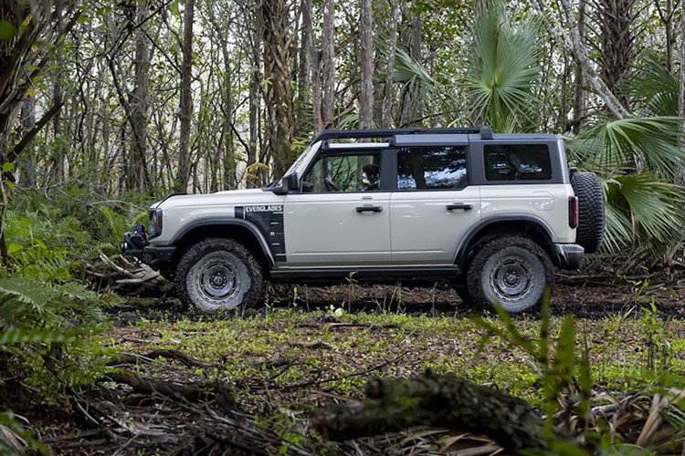 Mới đây, Ford Philippines đã chính thức lên tiếng xác nhận sẽ ra mắt mẫu xe SUV Ford Bronco 2024 tại thị trường này trong thời gian sắp tới. Điều này mở ra nhiều kỳ vọng trong việc mẫu xe này sẽ được phân bổ rộng ở nhiều thị trường Đông Nam Á khác.