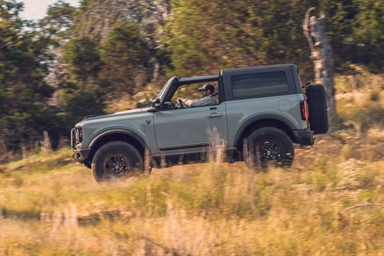 Tại Mỹ, Ford Bronco có sẵn 2 tùy chọn động cơ EcoBoost bao gồm động cơ cơ sở 2.3L, 4 xi-lanh, sản sinh công suất tối đa 270 mã lực và mô-men xoắn cực đại 420 Nm và động cơ 2.7L, V6 mạnh 310 mã lực và mô-men xoắn 542 Nm, kết hợp với hộp số sàn 7 cấp mới hoặc hộp số tự động 10 cấp cùng hệ dẫn động 4x4.