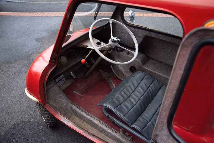 Minh chứng là mới đây, đơn vị Car &amp; Classic ở Anh Quốc hé lộ rằng họ đã bán được một chiếc Peel P50 nguyên bản cho một khách hàng với giá 111.000 bảng Anh (tương đương 3,33 tỷ đồng) sau một cuộc đấu thầu khá căng thẳng giữa hai khách hàng tiềm năng.