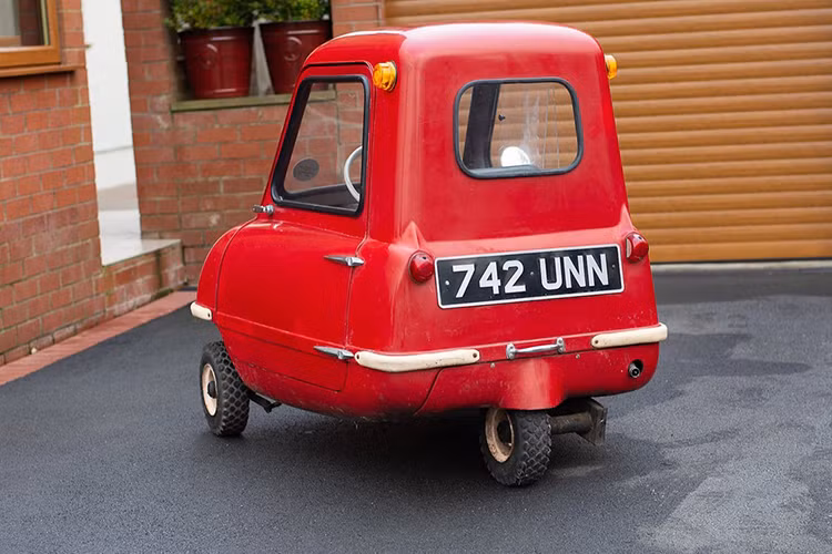 Tua nhanh vài thập kỷ kể từ lúc mới ra đời, những chiếc xe 3 bánh Peel P50 tí hon nguyên bản bây giờ đã trở thành những món hàng được săn lùng bởi các nhà sưu tập, và có những người sẵn sàng bỏ ra số tiền ngang ngửa một chiếc Porsche 911 để mua được một chiếc.